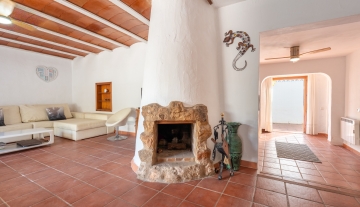 Resa Estates house huis te koop Siesta living and chimney.jpg